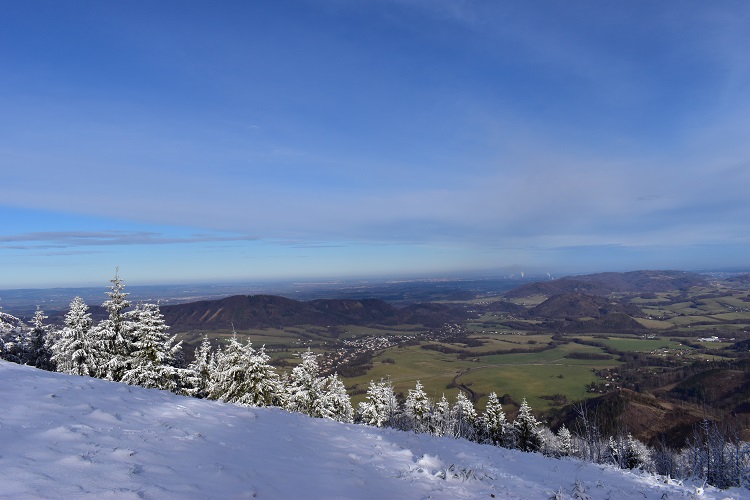 Pohled z vrcholu Velkého Javorníku do údolí
