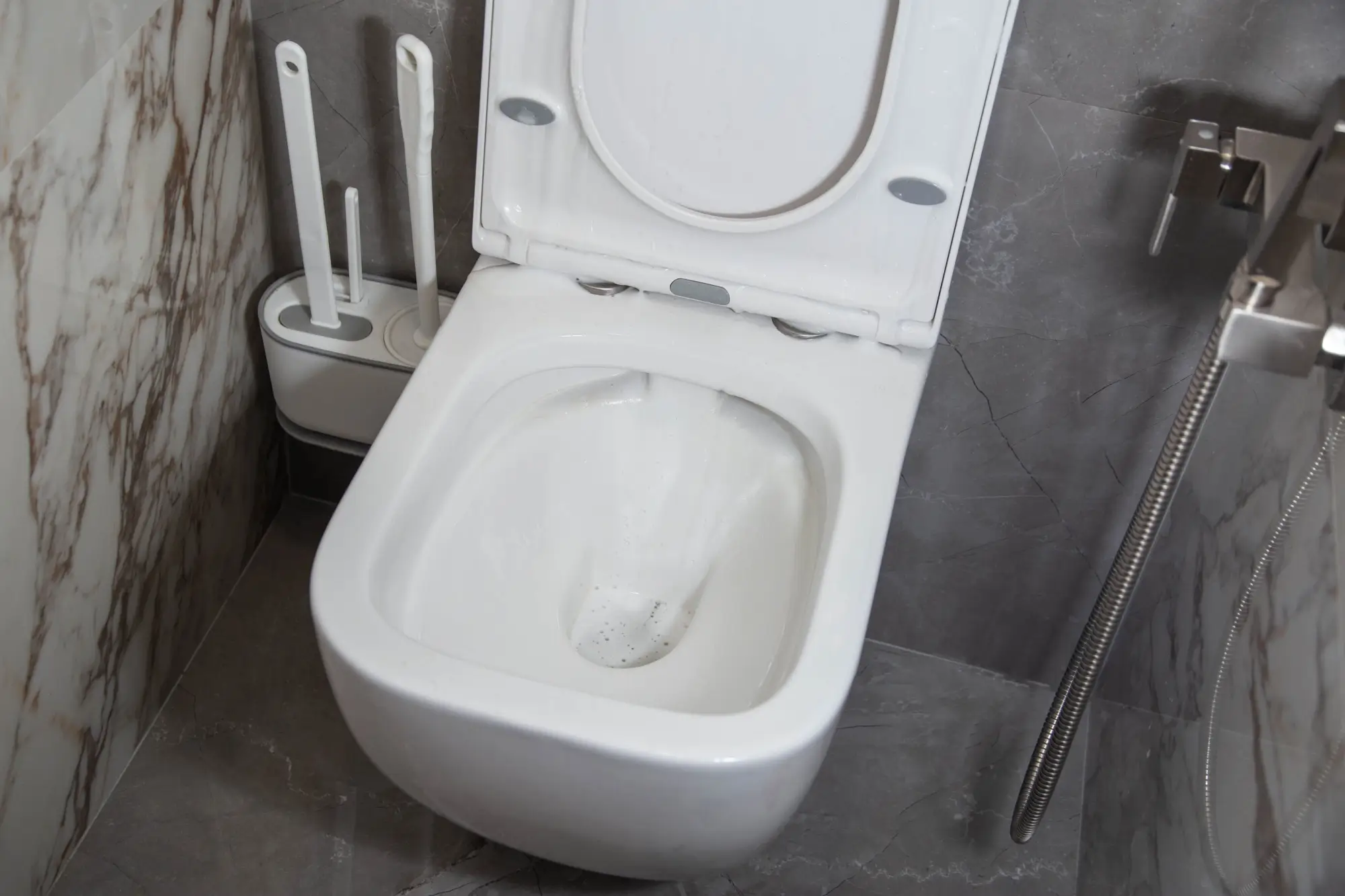 Jak rychle, účinně a levně zbavit vodního kamene z těžko přístupných částí toalety: Nejlepší a radikální metoda.